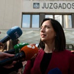 Mercedes González atiende a los medios a su salida de los juzgados de Plaza de Castilla 
