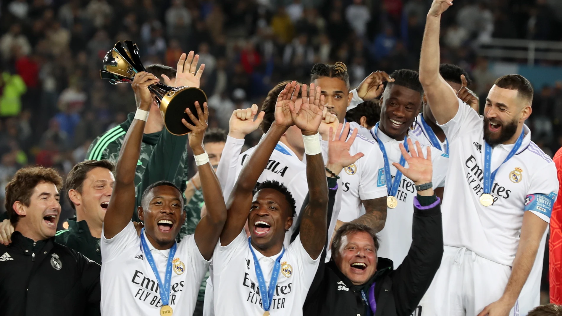 Rabat (Morocco), 11/02/2023.- Players of Real Madrid celebrate with the trophy after winning the FIFA Club World Cup final between Real Madrid and Al Hilal SFC in Rabat, Morocco, 11 February 2023. (Mundial de Fútbol, Marruecos) EFE/EPA/Mohamed Messara