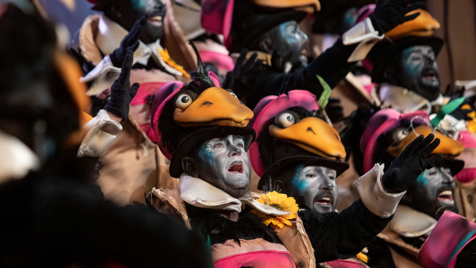 CÁDIZ, 11/02/2023.- El coro LosNegros, este sábado durante su actuación durante el Concurso de Agrupaciones Carnavalescas de Cádiz (COAC). EFE/Román Ríos.