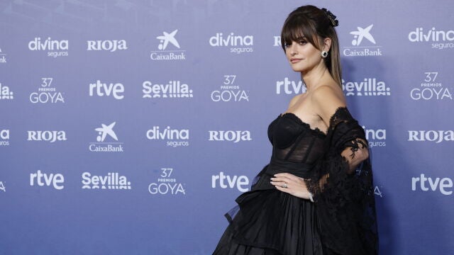 Penélope Cruz con vestido negro de Dolce & Gabanna en los Goya 2023