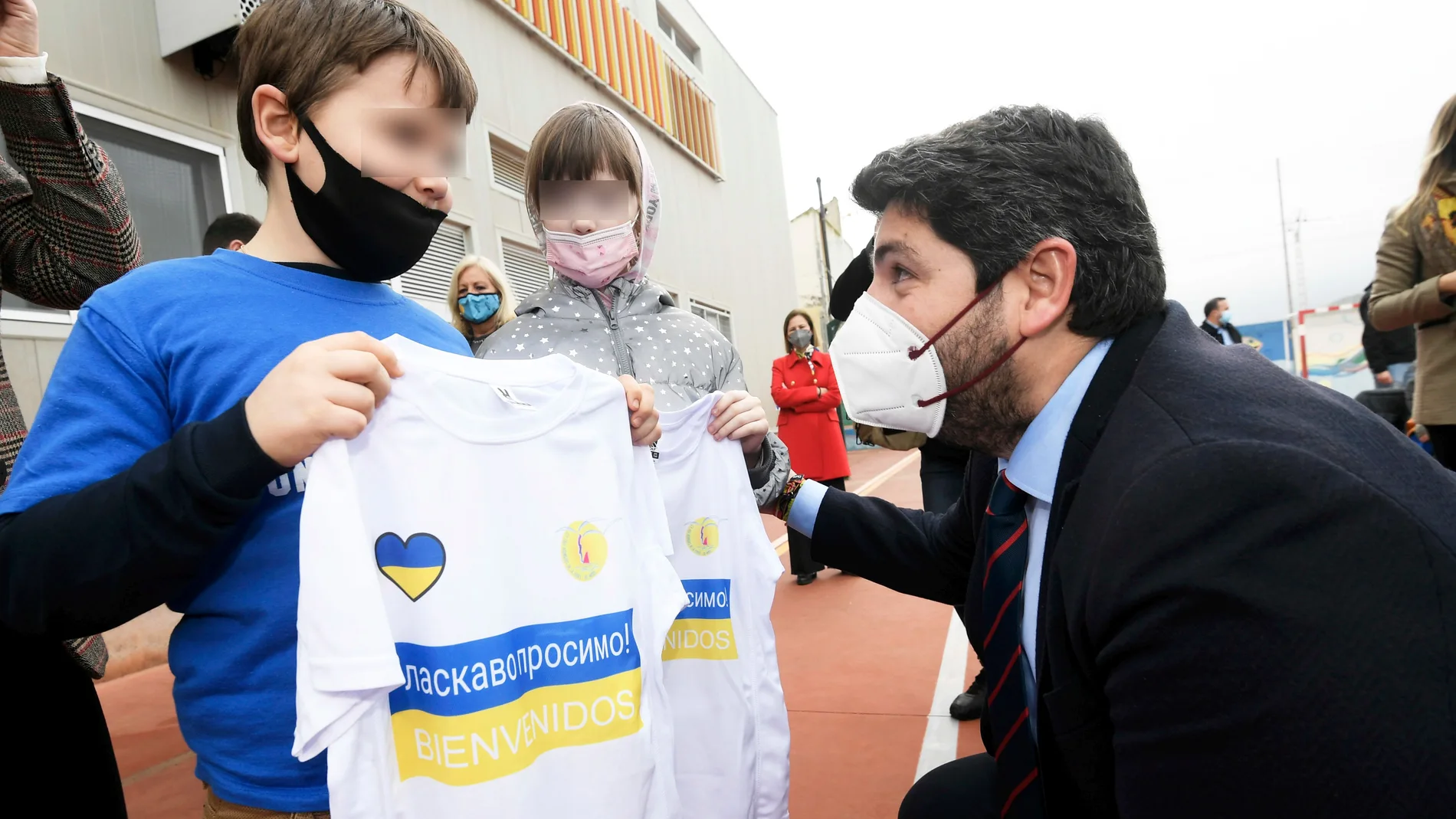 El presidente de la Región de Murcia, Fernando López Miras, visita un colegio donde estudian niños ucranianos