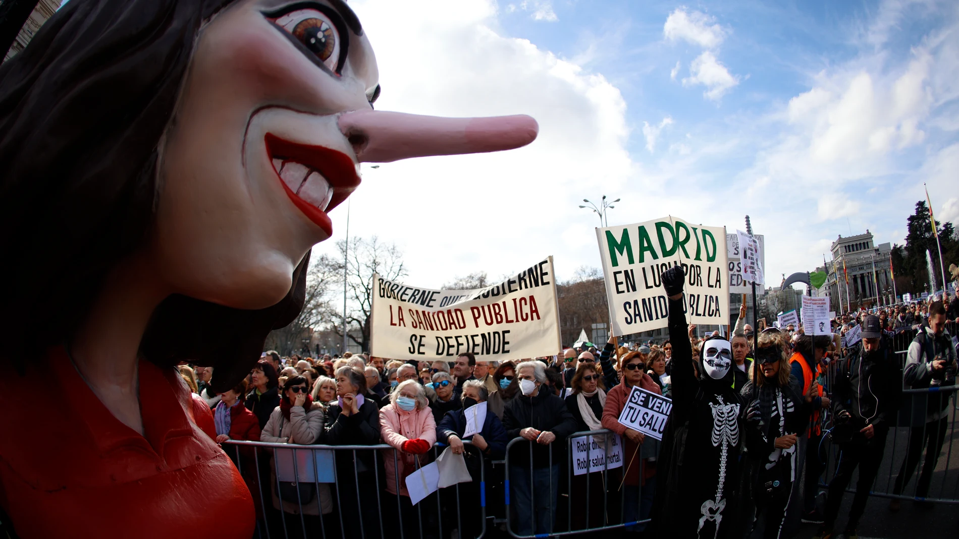 MADRID, 12/02/2023.- Manifestación en defensa de la sanidad pública, este domingo en Madrid. EFE/Rodrigo Jiménez 
