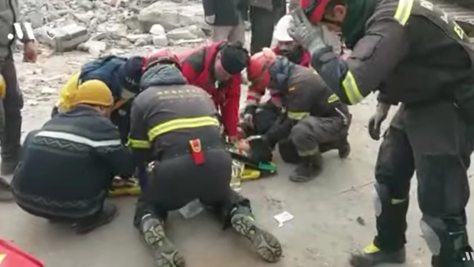 Bomberos de Málaga rescatan a una familia en Turquía