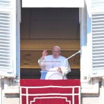 Pope Francis greets faithfuls after Regina Coeli prayer