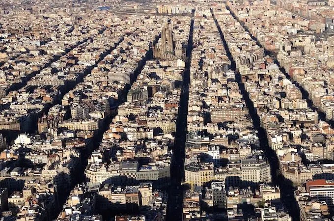 ¿Cuál es el distrito más poblado de Barcelona? ¿Y el más 