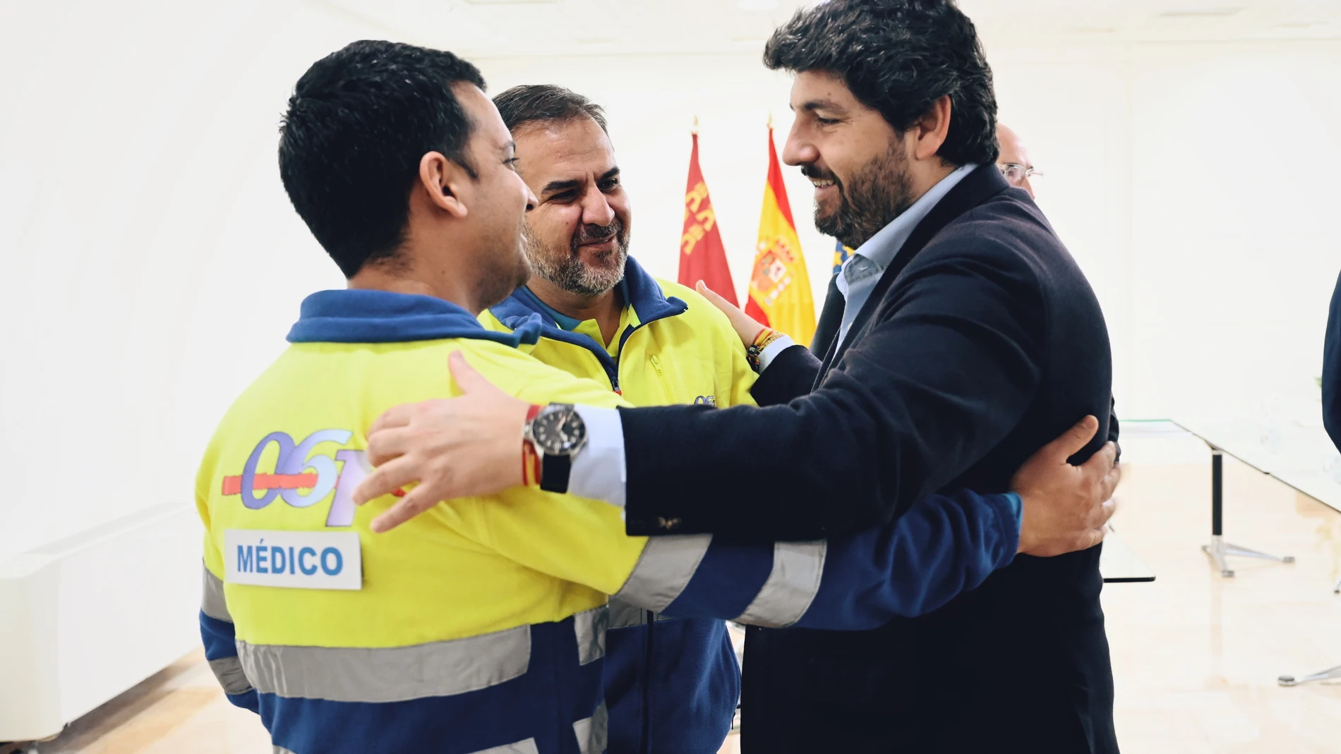 MURCIA.-López Miras entrega la insignia de plata de la Región a los voluntarios murcianos del 061 en los terremotos de Turquía