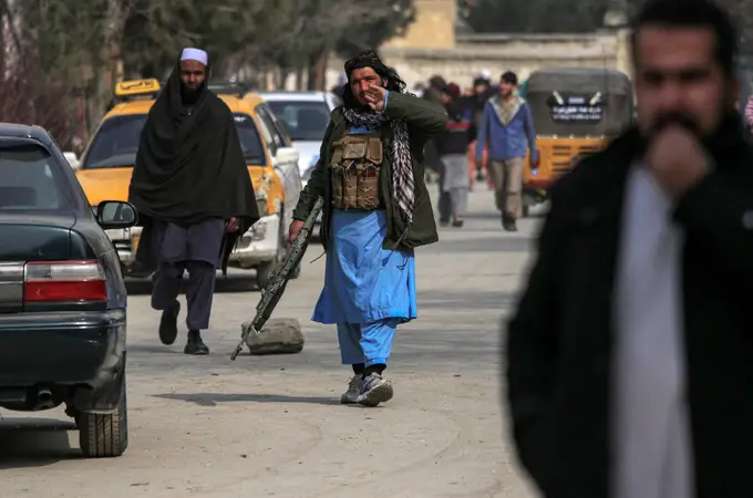 Los talibanes ejecutan a dos hombres ante una multitud reunida en un estadio en Kabul