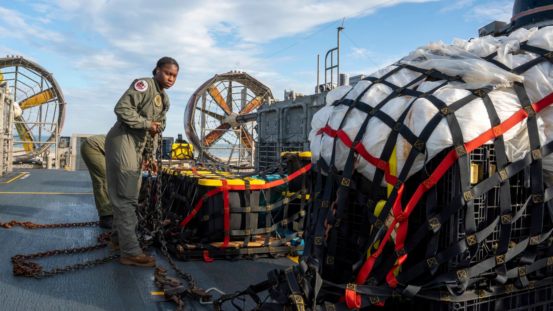 At Sea (United States), 10/02/2023.- A handout photo made available by the US Navy shows a sailor assigned to Assault Craft Unit 4 preparing material recovered in the Atlantic Ocean from a high-altitude balloon for transport to federal agents at Joint Expeditionary Base Little Creek, 10 February 2023 (issued 14 February 2023). At the direction of the President of the United States and with the full support of the Government of Canada, U.S. fighter aircraft under U.S. Northern Command authority engaged and brought down a high-altitude balloon within sovereign U.S. airspace and over U.S. territorial waters, according to the US Navy. (Estados Unidos) EFE/EPA/U.S. Navy/Mass Communication Specialist 1st Class Ryan Seelbach HANDOUT EDITORIAL USE ONLY/NO SALES 