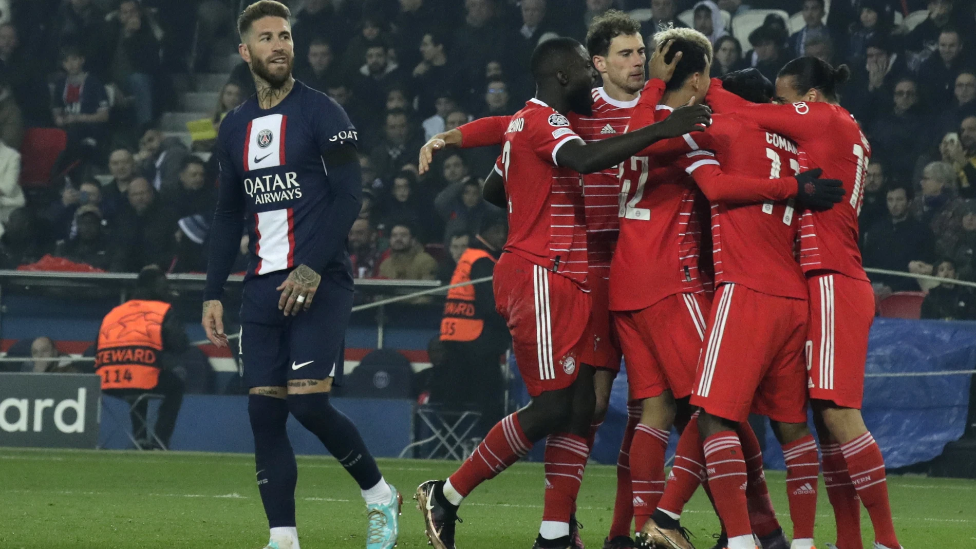 Paris (France), 14/02/2023.- Players of Bayern Munich celebrate after the 1-0 scored by Kingsley Coman as Sergio Ramos of PSG (L) looks on during the UEFA Champions League Round of 16, 1st leg match between Paris Saint-Germain and Bayern Munich in Paris, France, 14 February 2023. (Liga de Campeones, Francia) EFE/EPA/TERESA SUAREZ 