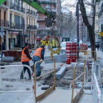 Las obras en la calle Ponzano en el distrito de Chamberí en el centro de Madrid que los vecinos denuncian por la falta de un camino señalizado y sin obstáculos