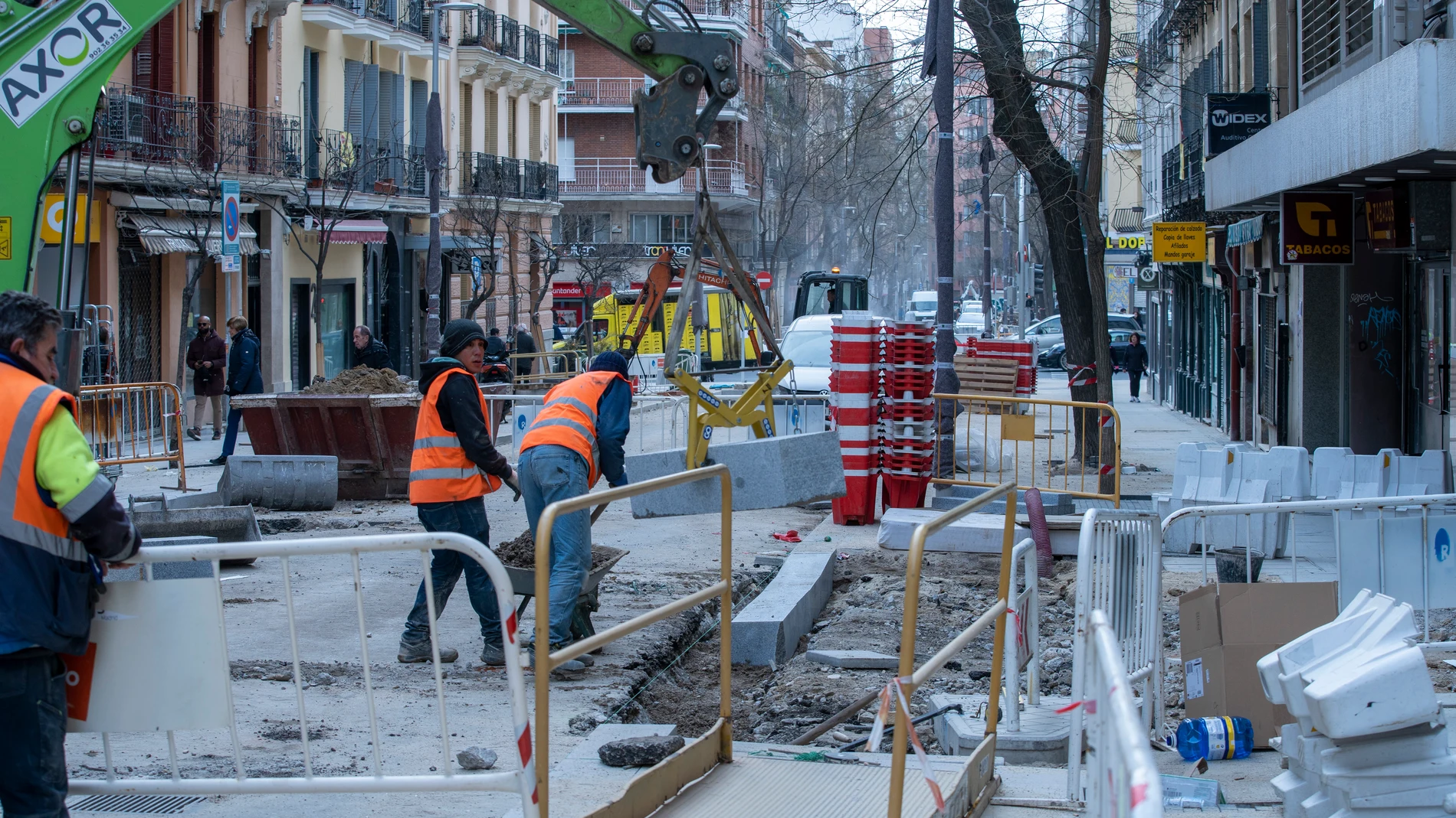 Las obras en la calle Ponzano en el distrito de Chamberí en el centro de Madrid que los vecinos denuncian por la falta de un camino señalizado y sin obstáculos