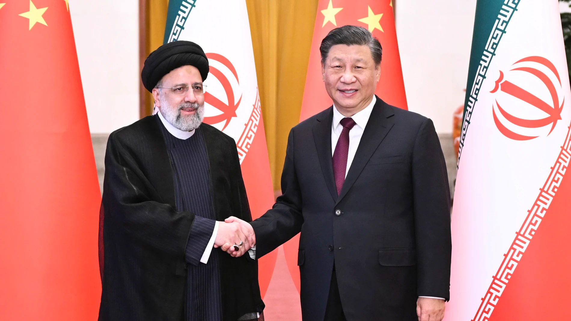 Beijing (China), 14/02/2023.- Chinese President Xi Jinping (R) holds a welcoming ceremony for visiting Iranian President Ebrahim Raisi (L) prior to their talks at the Great Hall of the People in Beijing, China, 14 February 2023. EFE/EPA/XINHUA/YAN YAN CHINA OUT / MANDATORY CREDIT EDITORIAL USE ONLY 