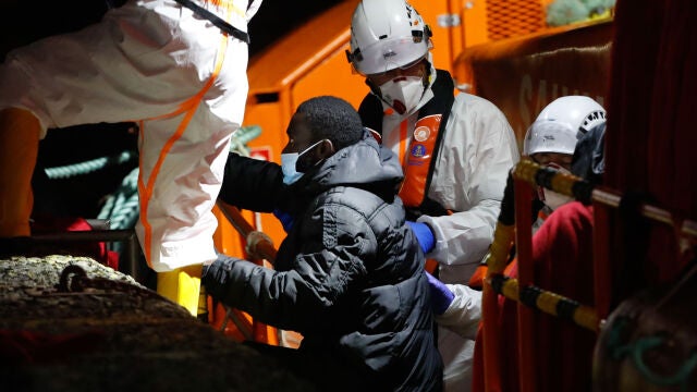 Salvamento rescata una patera con siete niños a 150 kilómetros de Canarias