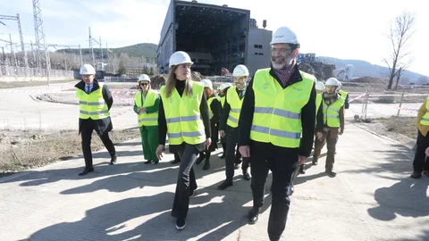 La secretaria de Estado de Energía, Sara Aagesen, asiste a la presentación del nuevo proyecto para la construcción de una planta de producción de hidrógeno verde en los terrenos de la antigua central térmica de La Robla, junto al CEO de Enagás Renovable, Antón Martínez, la directora de Nuevos Negocios de Naturgy, Silvia Sanjoaquín, y el alcalde de la localidad, Santiago Dorado.