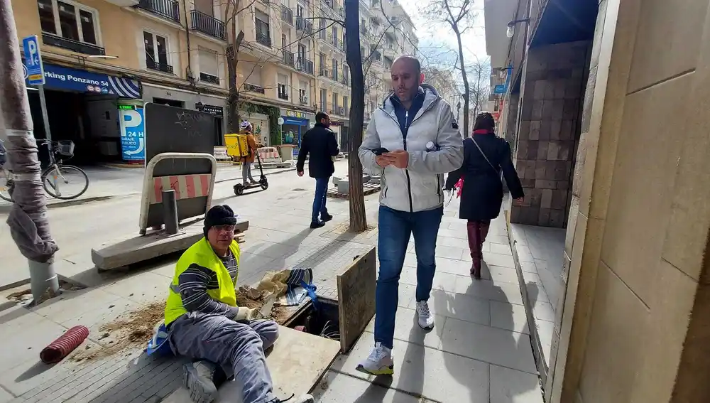 Varios peatones caminan en la calle Ponzano en el centro de Madrid esquivando las obras de ampliación de las aceras.