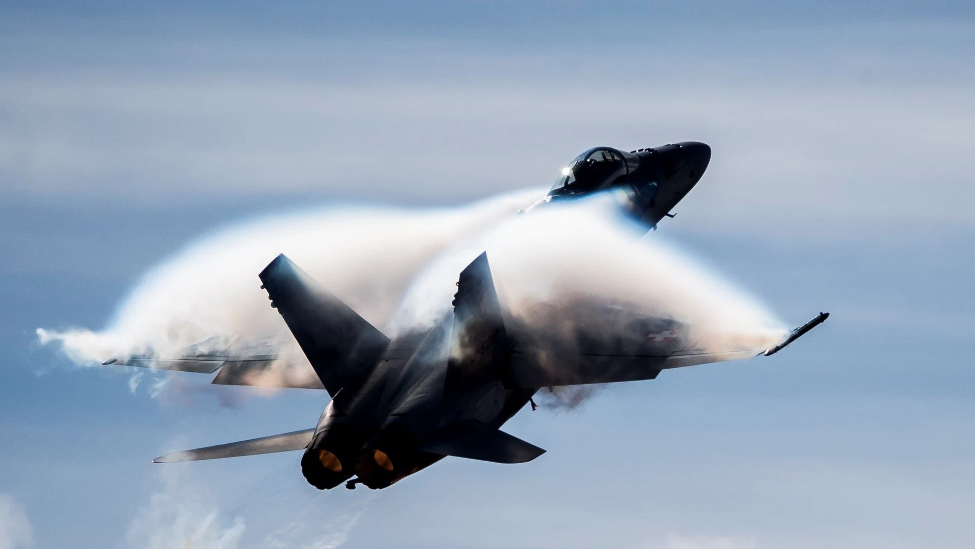 Velocidad extrema! Fotógrafo capta el momento en que un Jet rompe barrera  del sonido