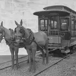 Imagen de un tranvía de tracción animal como los que inauguraron la primera línea de tranvías de Barcelona el 27 de junio de 1872. Eran tranvías tirados por mulas o caballos. La fotografía es de 1929, cuando el tranvía n.2 fue exhibido en la Exposición Internacional de Barcelona