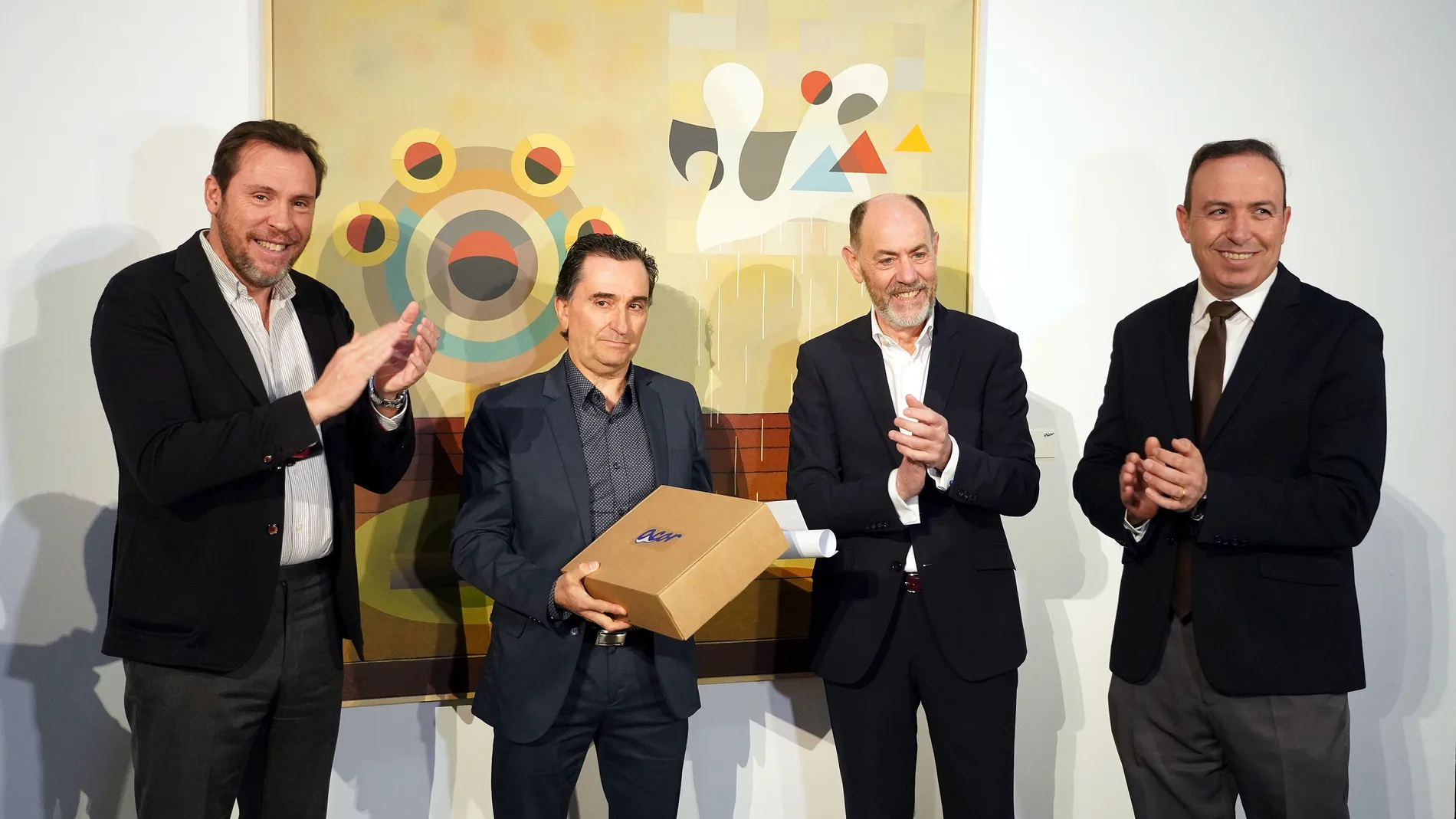 Óscar Puente, Jesús Posadas y Víctor Alonso junto al ganador del concurso, Enrique Rodríguez