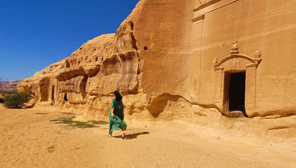 Una turista en Hegra, en Arabia Saudí, país recién abierto al turismo