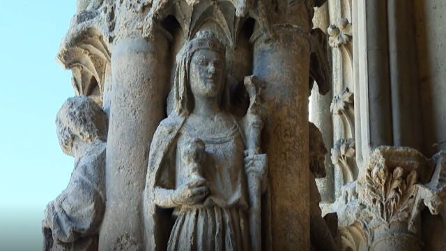 Escultura de una dama sujetando una copa, supuestamente el santo grial, en la portada de la Catedral de León