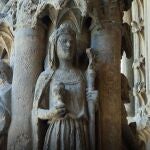 Escultura de una dama sujetando una copa, supuestamente el santo grial, en la portada de la Catedral de León