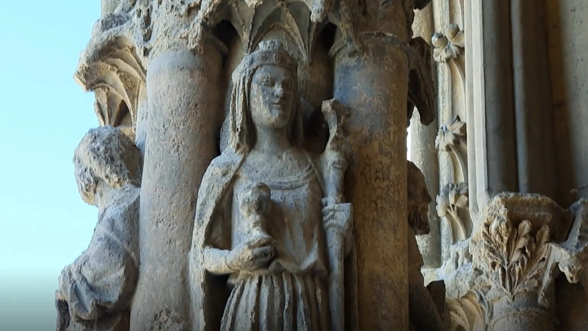 Escultura de una dama sujetando una copa, supuestamente el santo grial, en la portada de la Catedral de León