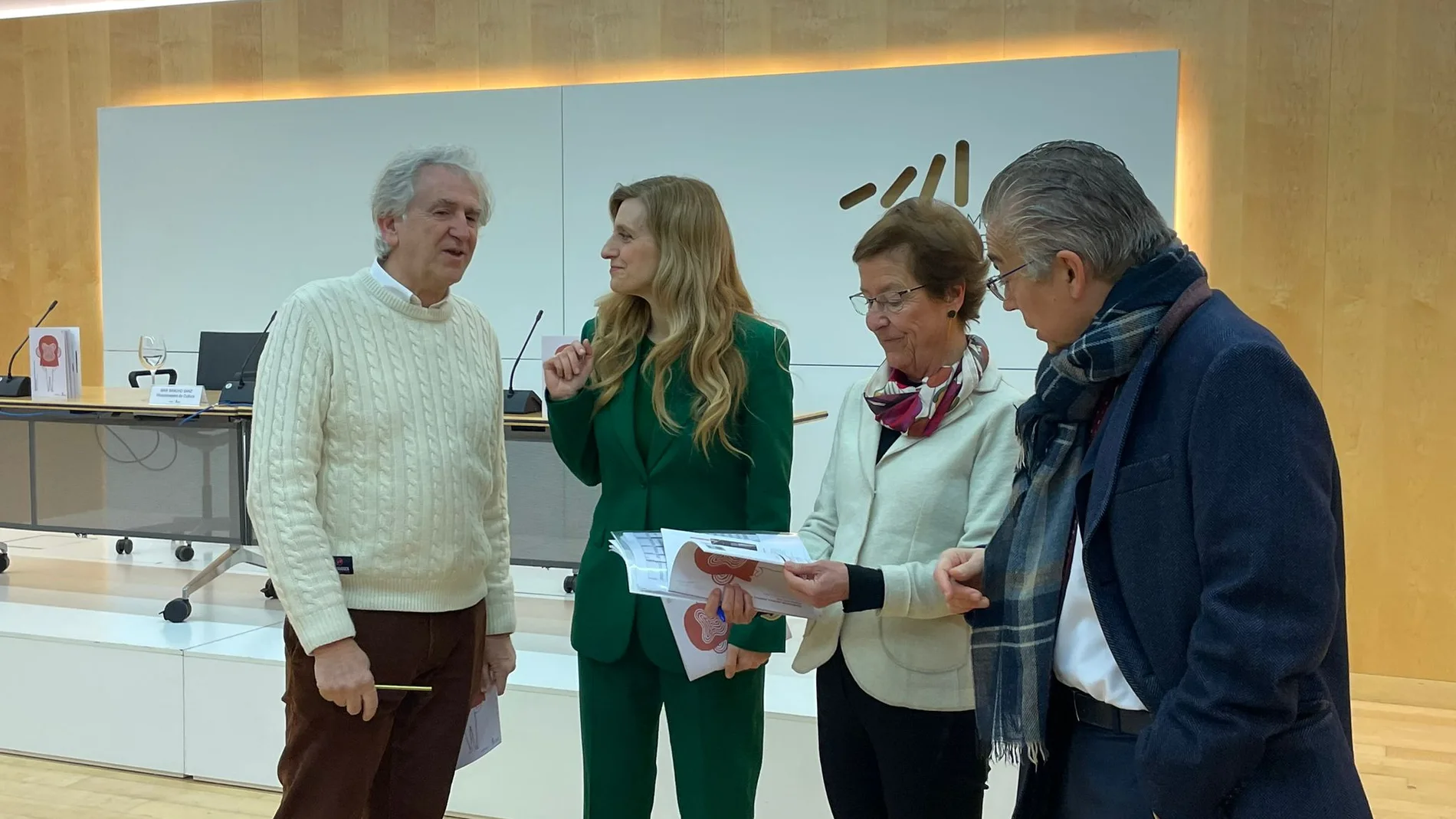 La viceconsejera de Acción Cultural, Mar Sancho, acompañada de Juan Luis Arsuaga, director científico del Museo de la Evolución Humana (MEH), y de Aurora Martín, directora-gerente del Sistema Atapuerca (SACE), presentan la programación