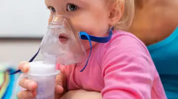Niño con bronquiolitis e inhalador de oxígeno