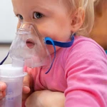 Niño con bronquiolitis e inhalador de oxígeno