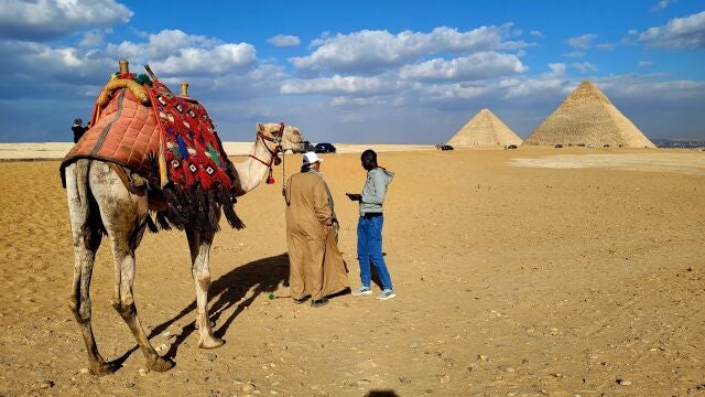 Las pirámides de Guiza, a las afueras de El Cairo