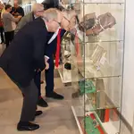El presidente de la Real Federación de Castilla y León de Fútbol, Marcelino Maté, observa una de las piezas de la exposición