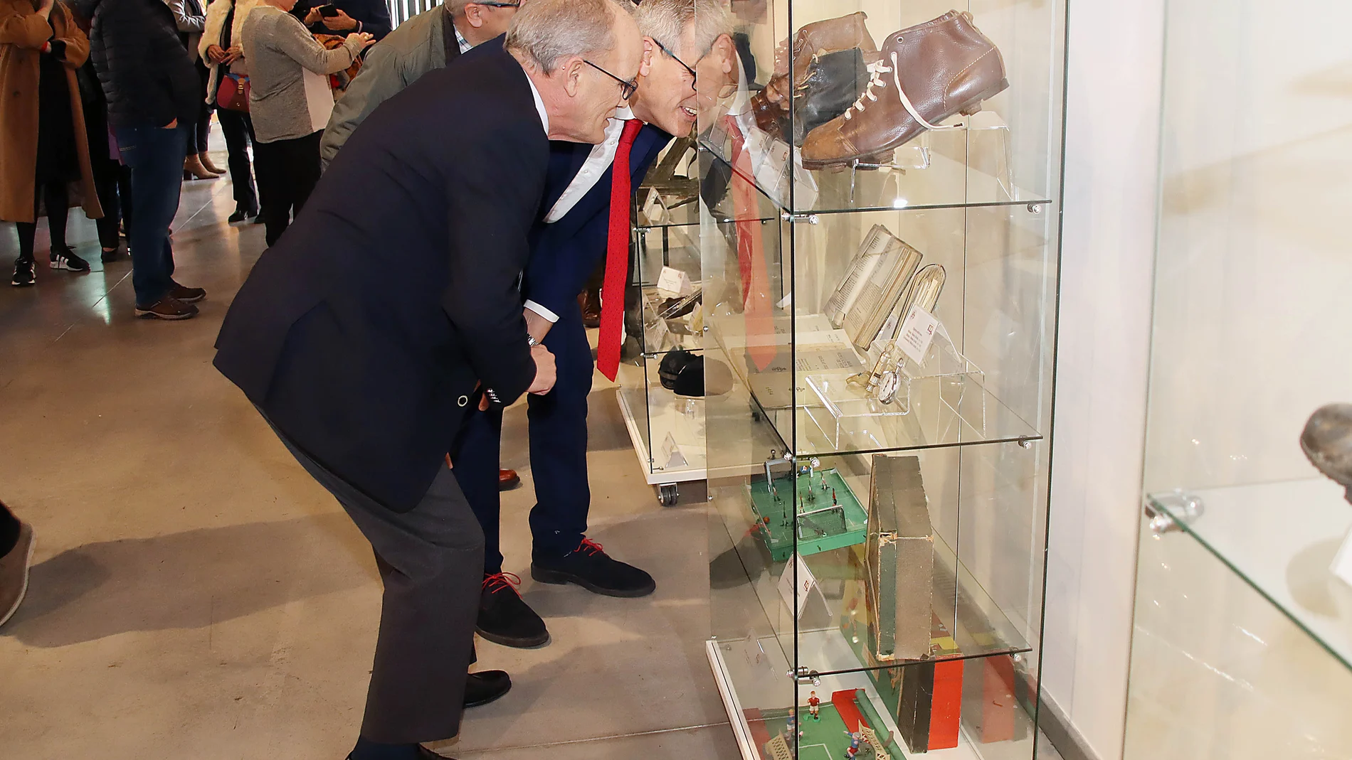 El presidente de la Real Federación de Castilla y León de Fútbol, Marcelino Maté, observa una de las piezas de la exposición