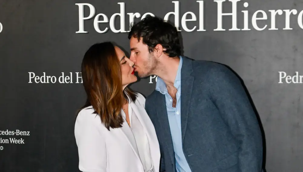 Tamara Falcó e Íñigo Onieva se dan un beso en la MBFW de Madrid