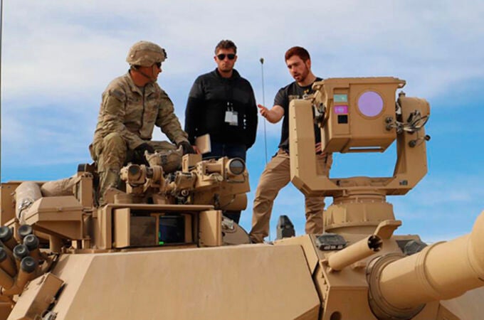 Ingenieros y soldado detrás de la caja de sensores del sistema ATLAS montada en un tanque M1 Abrams el pasado 5 de noviembre.