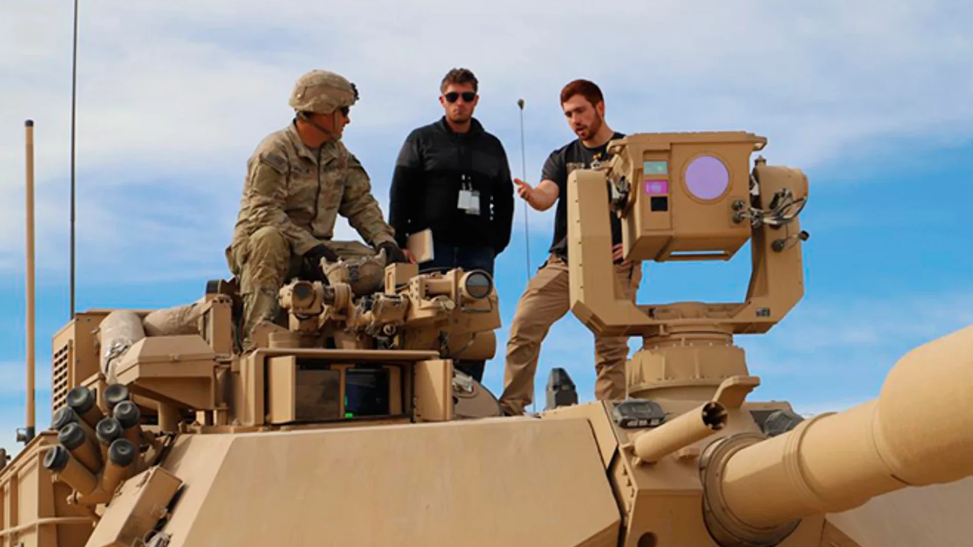 Ingenieros y soldado detrás de la caja de sensores del sistema ATLAS montada en un tanque M1 Abrams el pasado 5 de noviembre.