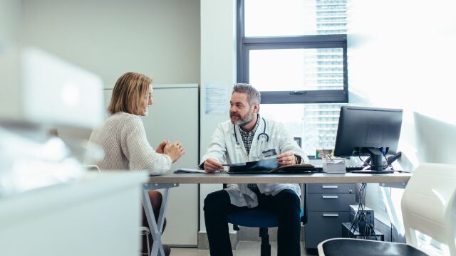 Consulta de un paciente con su médico