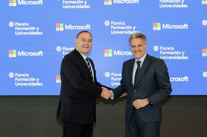 Carlos Giménez, CEO de Planeta Formación y Universidades, y Alberto Granados, presidente de Microsoft España