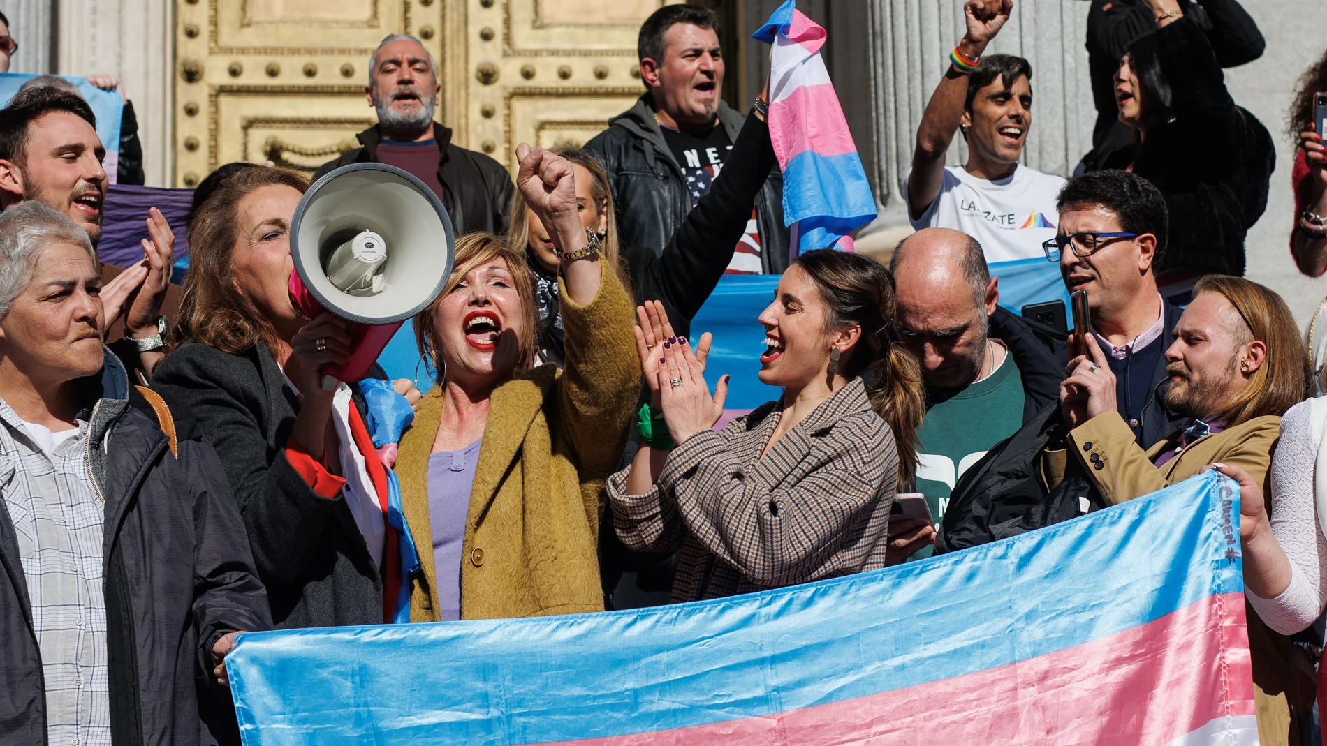 La directora general de Diversidad Sexual y Derechos LGTBI, Boti García Rodrigo; la presidenta de la Federación de la Plataforma Trans, Mar Cambrollé y la ministra de Igualdad, Irene Montero, celebran la aprobación de la Ley Trans en las escalinatas del Congreso de os Diputados, a 16 de febrero de 2023, en Madrid (España). 
