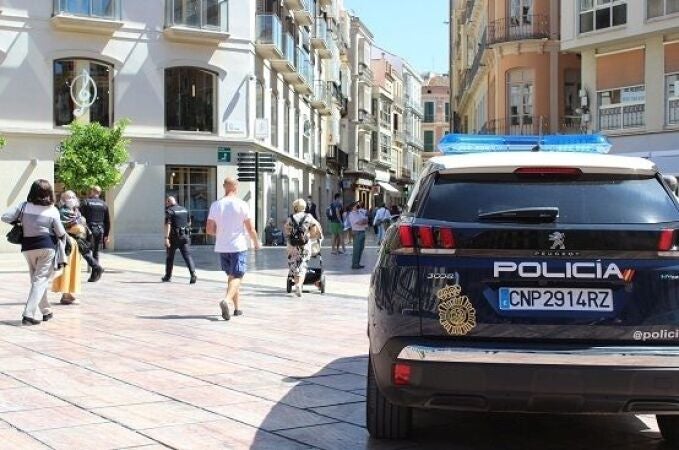 Coche de la Policía Nacional por las calles de Málaga