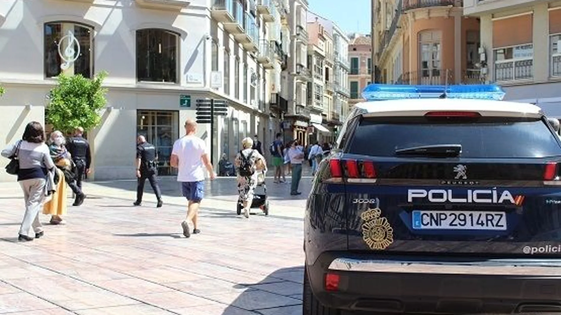 Coche de la Policía Nacional por las calles de Málaga