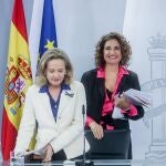 Las ministras de Asuntos Económicos, Nadia Calviño, y de Hacienda, María Jesús Montero, ayer