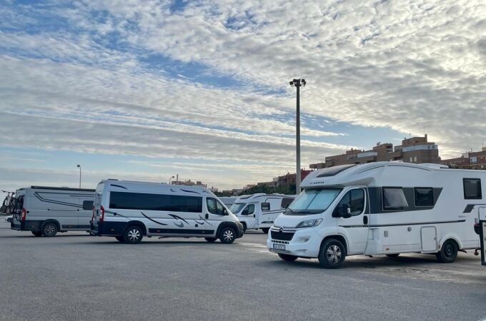 Varias autocaravanas estacionadas en las inmediaciones de la Vega de Acá, en Almería