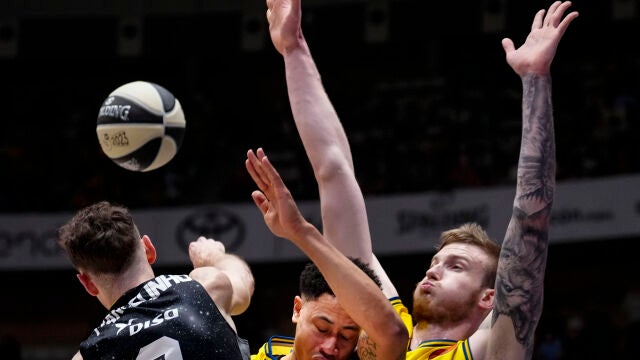 Huertas intenta dar un pase ante la defensa de Slaughter y Balcerowski