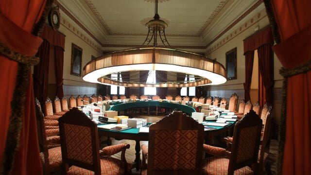 Salón de Plenos de la Real Academia Española, donde se debatirá hoy la tilde de "solo"