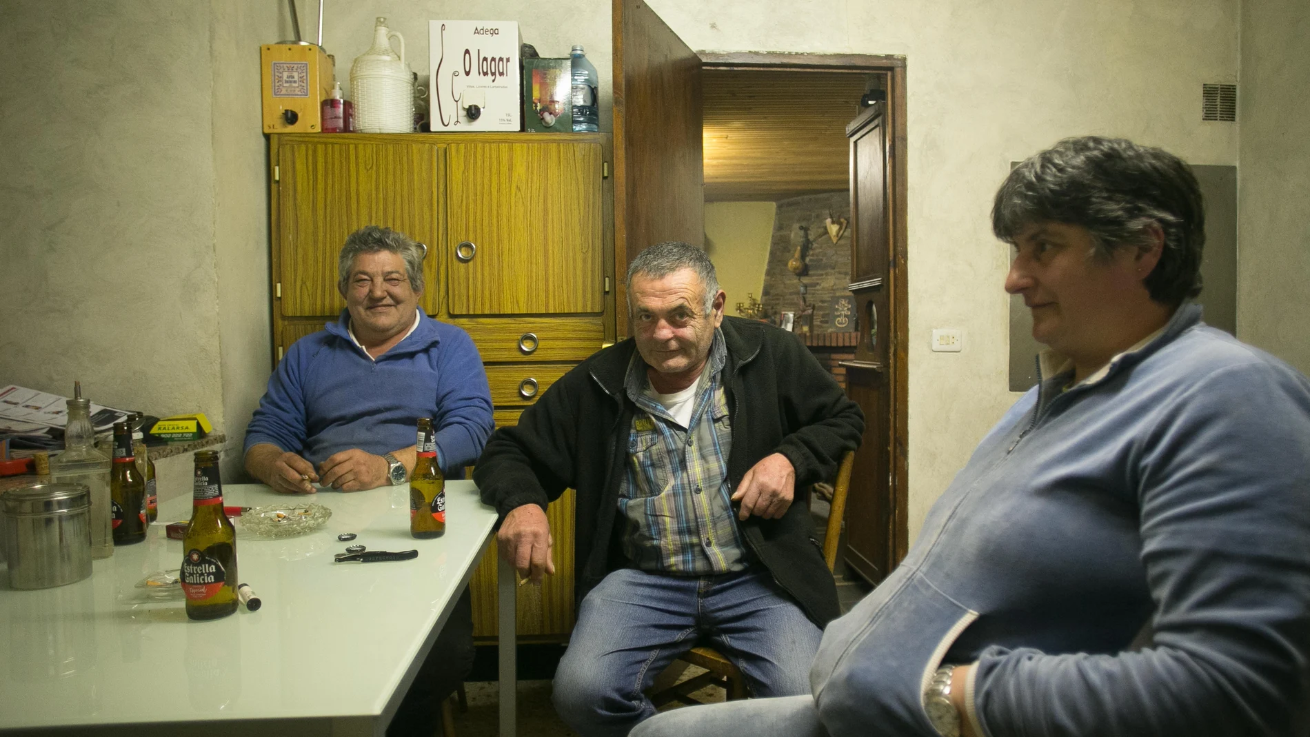 (I-D) Pepe, José Ramón y Fina, los tres últimos habitantes de Muiñou, toman un aperitivo, a 16 de febrero de 2023, en Muiñou, A Pontenova, Lugo, Galicia (España). Según datos del nomenclátor del Instituto Nacional de Estadística (Ine), hay 1.895 aldeas despobladas en Galicia, de las que casi la mitad, 894 se encuentran en la provincia de Lugo.