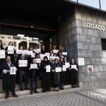 Momento de la Concentración en la Audiencia Provincial de Navarra de letrados de la Administración de Justicia en huelga desde el 24 de enero. 