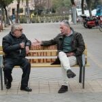 El candidato popular Luis Sanz conversa con un vecino del barrio de Sevilla Este