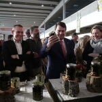 El presidente de la Junta, Alfonso Fernández Mañueco, inaugura la Feria Apícola de Zamora, junto a Francisco José Requejo e Isabel Blanco