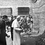 Juan Pablo II deja flores en Auschwitz
