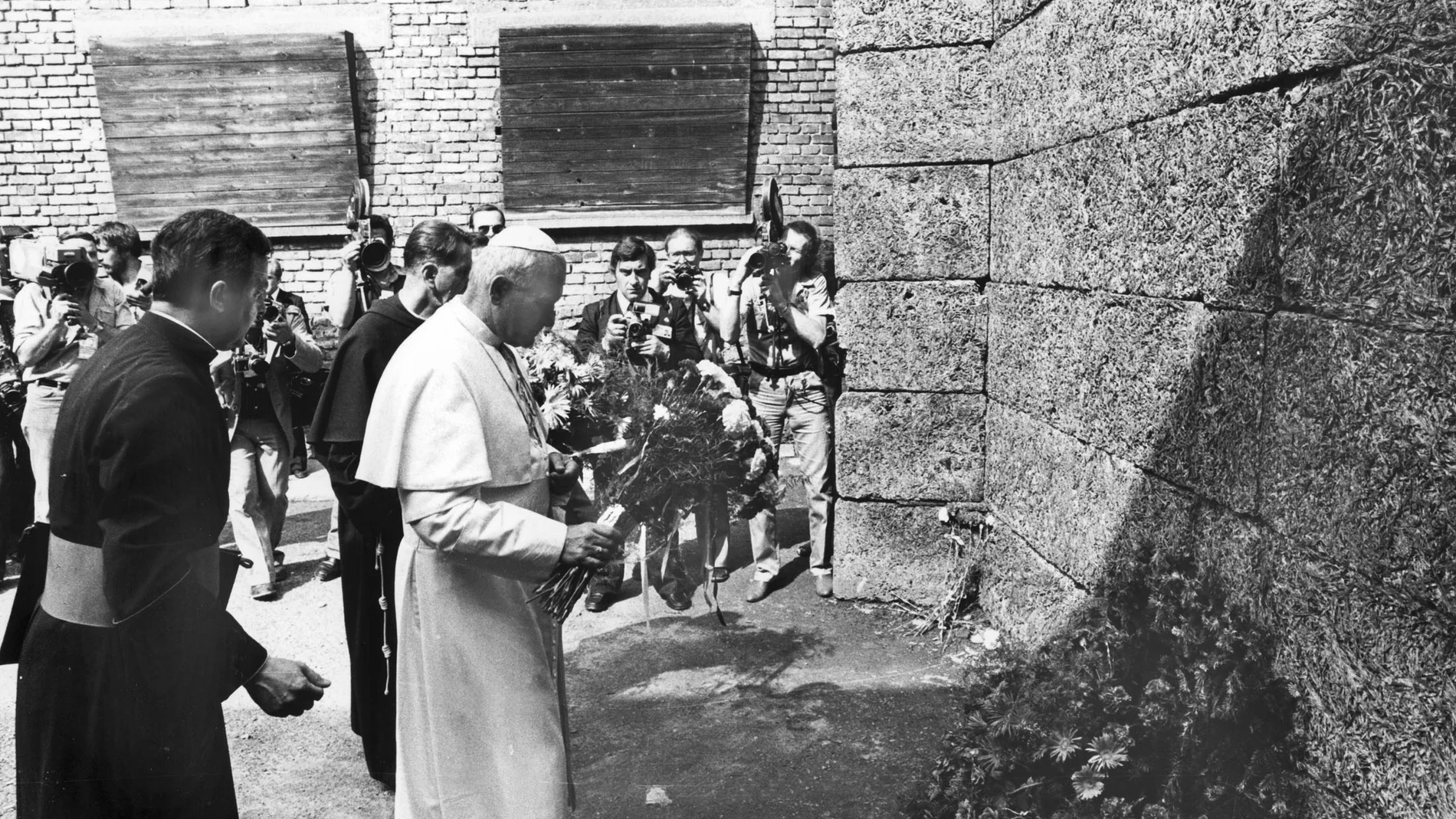 Juan Pablo II deja flores en Auschwitz